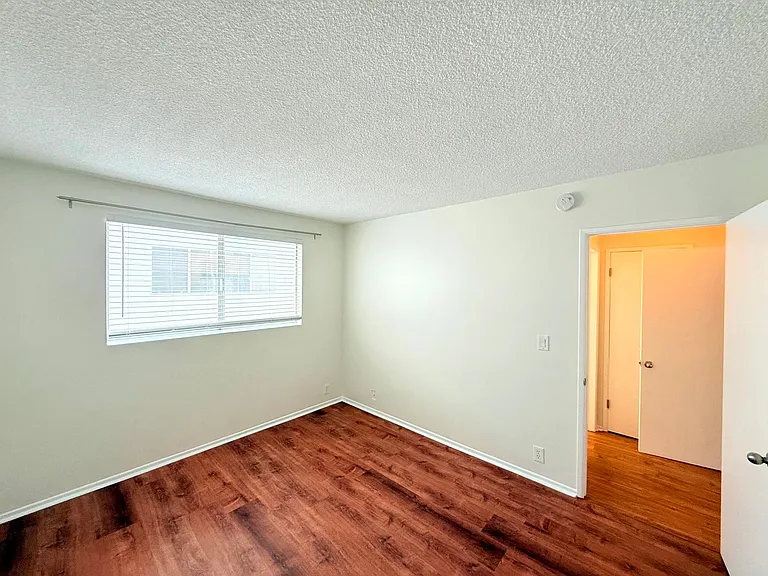828 4th St #204 — Photo 11