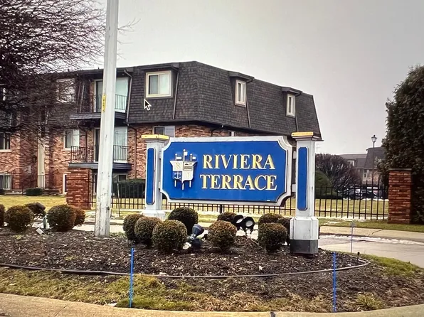 402 Riviera Dr #102, Saint Clair Shores, MI 48080