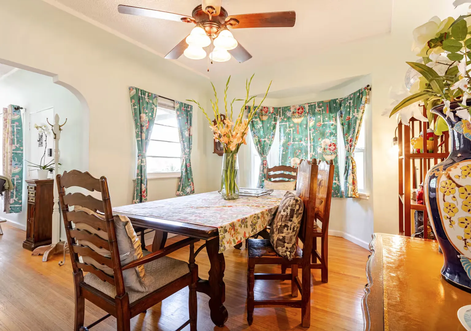 Artsy Boho Retreat - Dancing Bear Manor — Photo 4