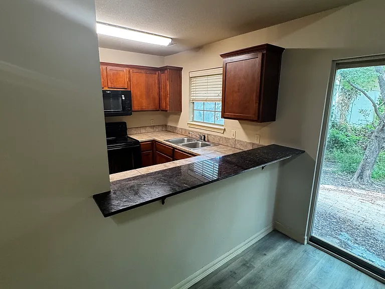 1760 N Chestnut Ave — Photo 3