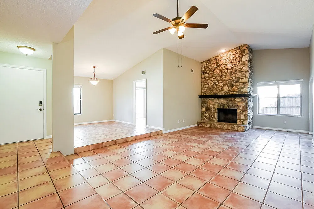 3 bed, 2.0 bath, 1677 sqft, $3,260 — Photo 3