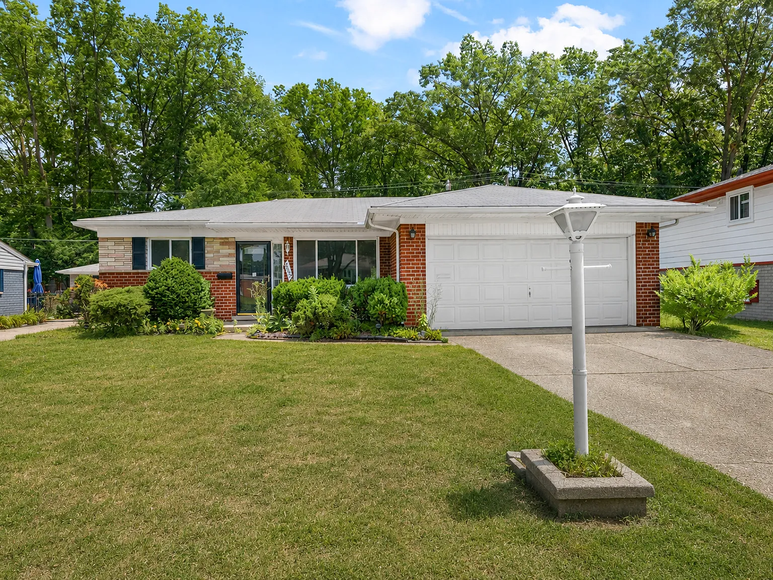 3 bed, 1.5 bath, 1259 sqft, $2,400 — Photo 2