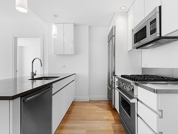 5th image of 554 W 54th St #31F