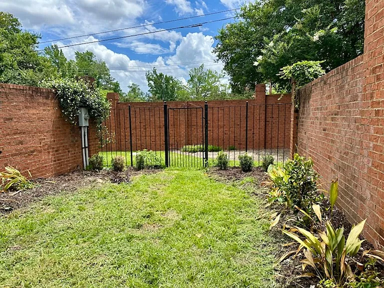 104 Carlyle Cir — Photo 30
