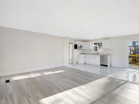 5th image of 610 Woodvale Ave