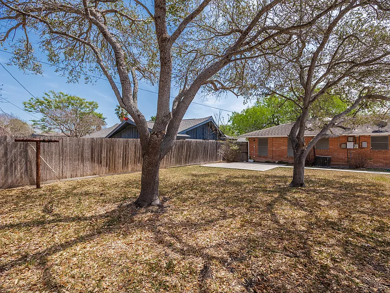 1137 Bradshaw Dr — Photo 5