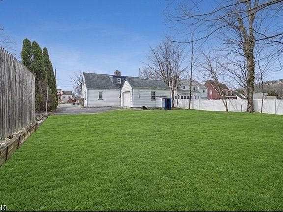 2nd image of 230 Sandford Ave