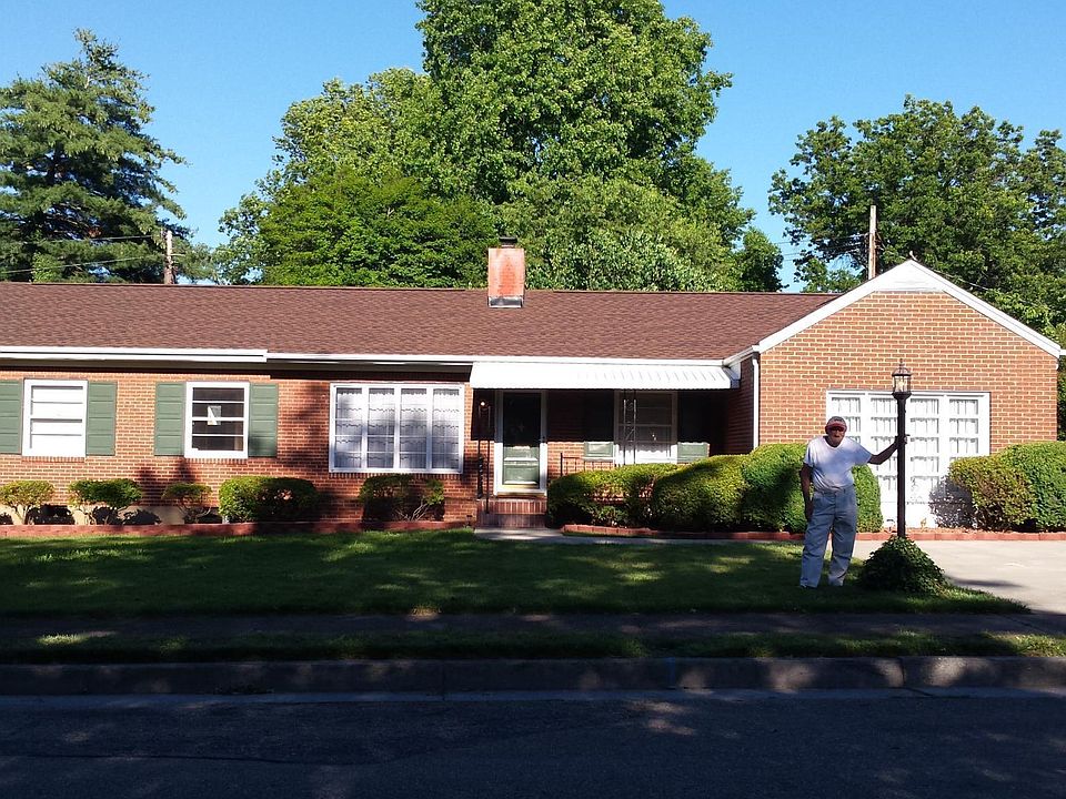 Charming neighborhood located 2.5 miles from Roanoke Memorial Hospital 2 miles from Towers Shopping Center, 1 mile from Grandin Village 3 blocks from Murry Run Greenway