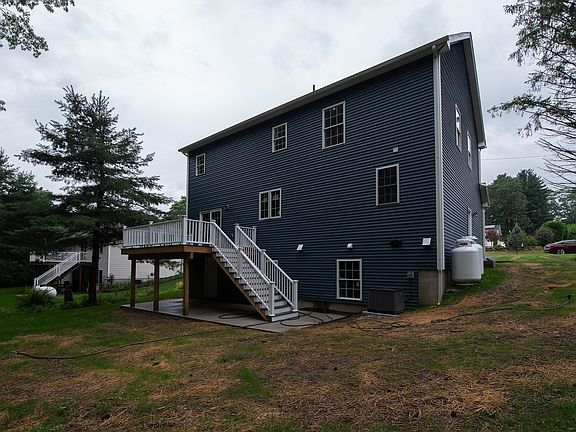 3rd image of 42 Roy St