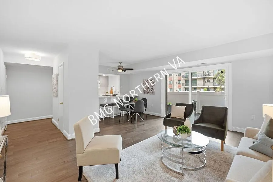 Beautiful 2BR / 1.5 BA Home in Bolling Brook Condominium with Fantastic Amenities — Photo 2