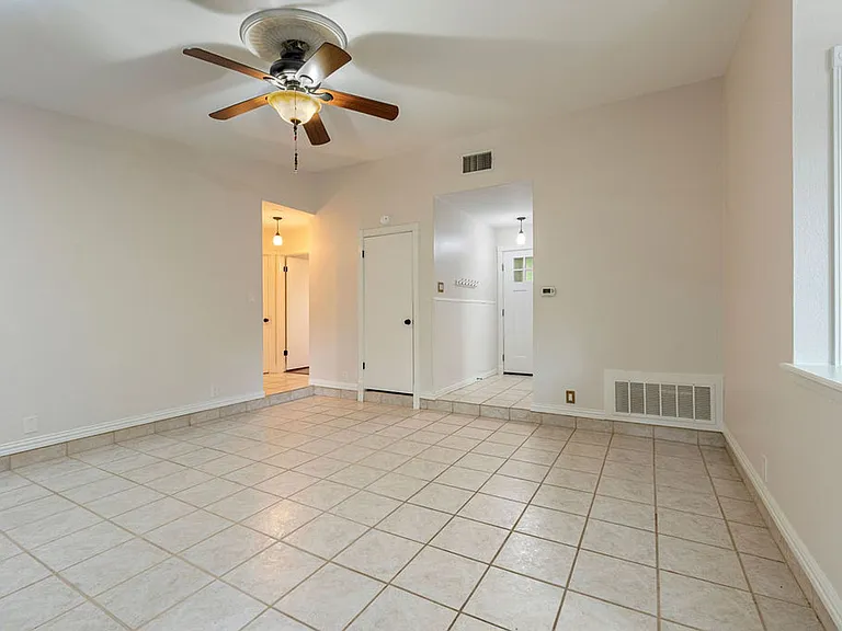 920 Acorn Oaks Dr — Photo 3