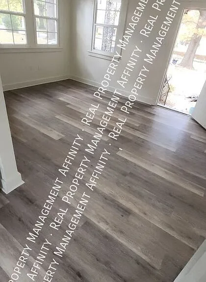 453 E Dison Ave — Photo 2