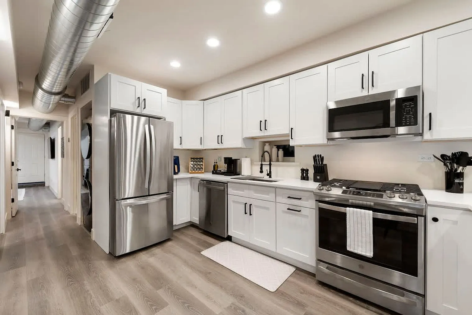 2 bed, 2.0 bath, 1194 sqft, $4,132 — Photo 4
