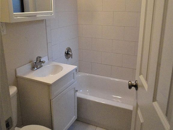 4th image of 502 W Cornelia Ave #2