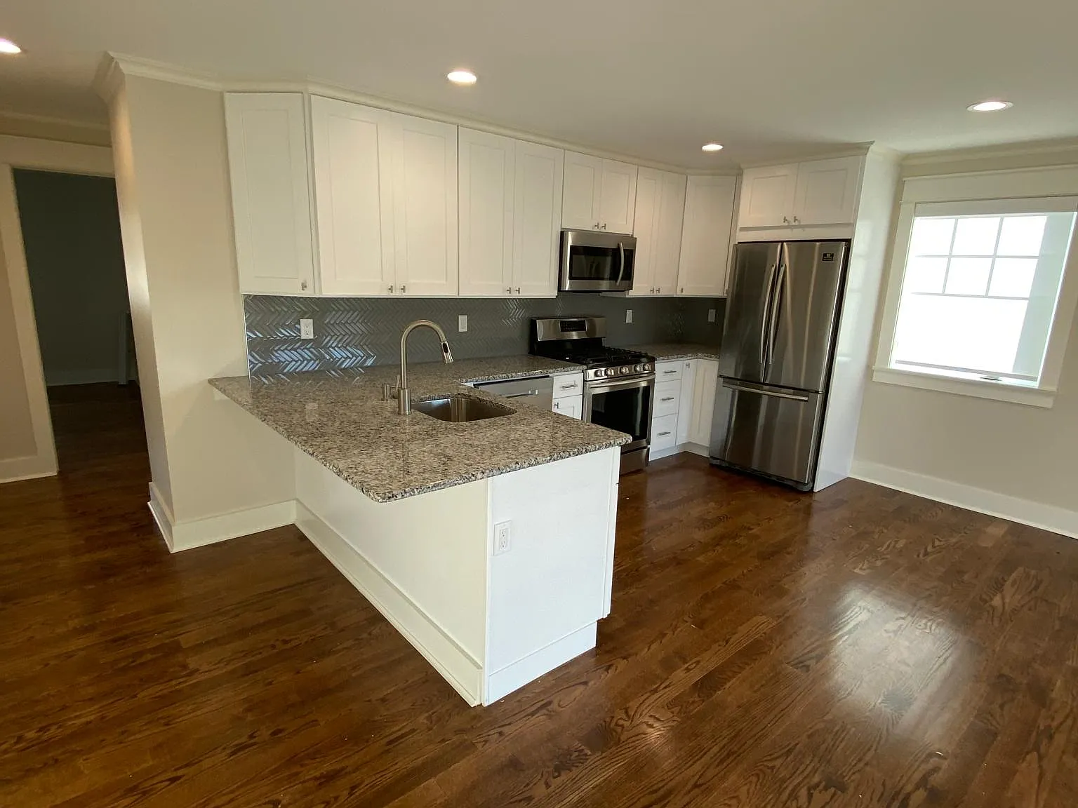 2 bed, 700 sqft, $2,800 — Photo 3