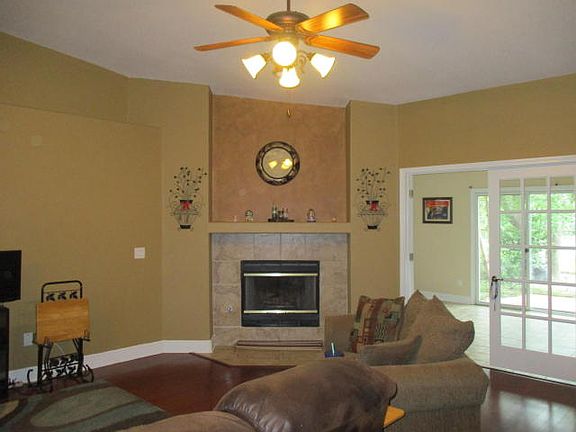 3rd image of 1644 Woodlawn Way