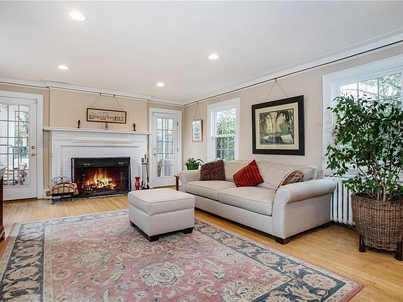 4th image of 276 Soundview Ave
