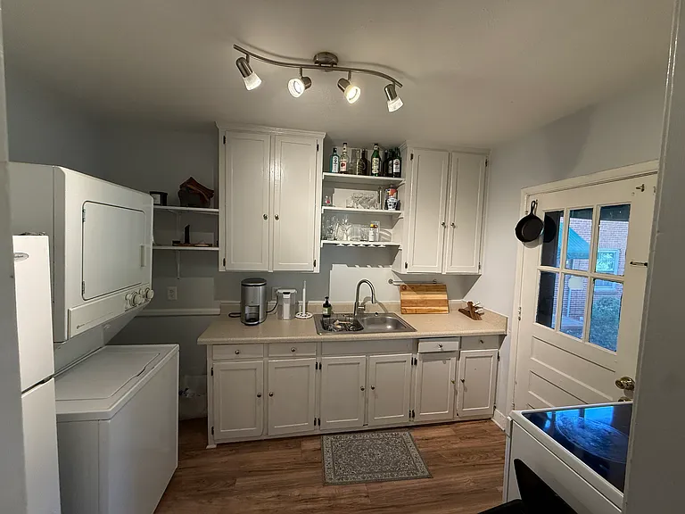 200 N Laurel Ave #11B — Photo 4