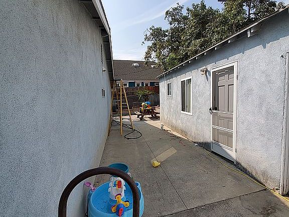 3rd image of 12203 Menlo Ave