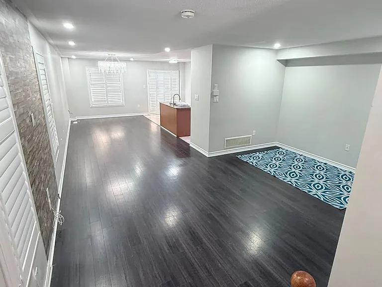 124 Crystalview Cres E — Photo 4