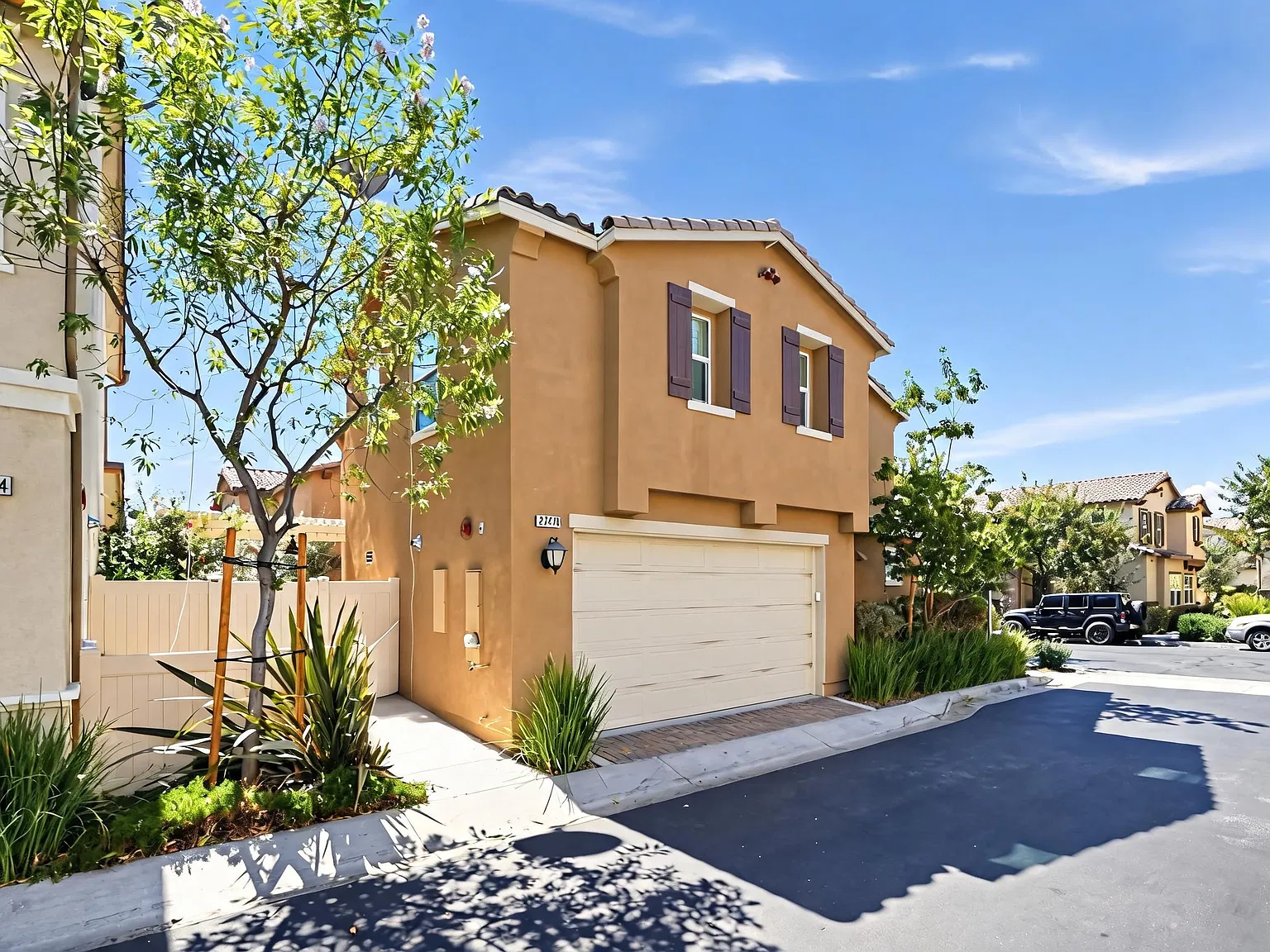 3 bed, 2.5 bath, 1895 sqft, $3,695 — Photo 2