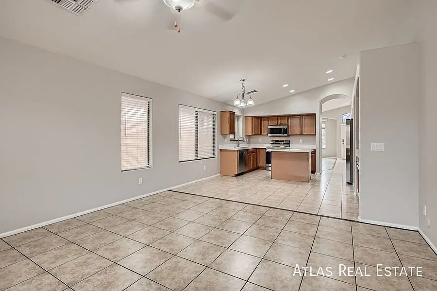 Single Story 4 bedroom home with covered patio and 2 car garage! — Photo 4