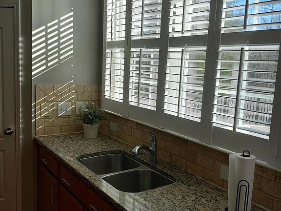 3rd image of 122 English Ivy Dr