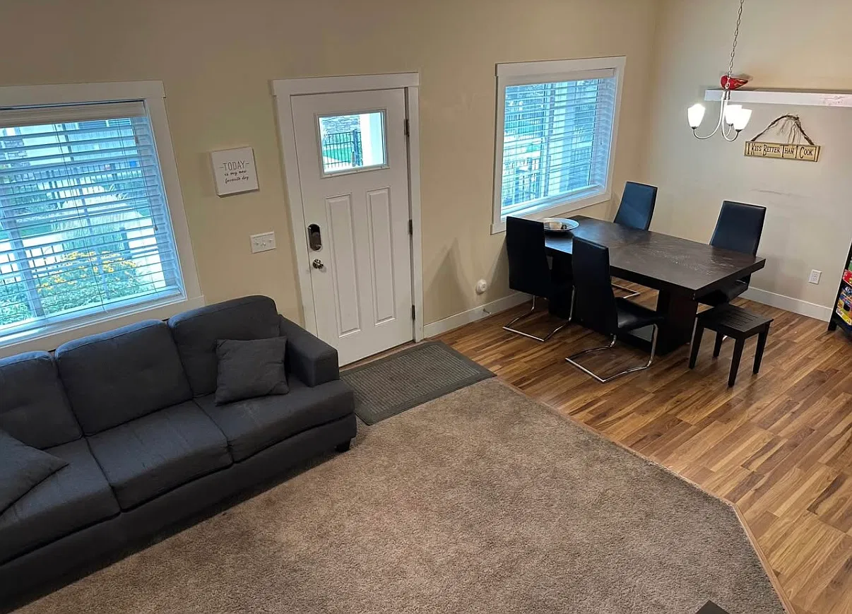3 bed, 1593 sqft, $625 — Photo 2