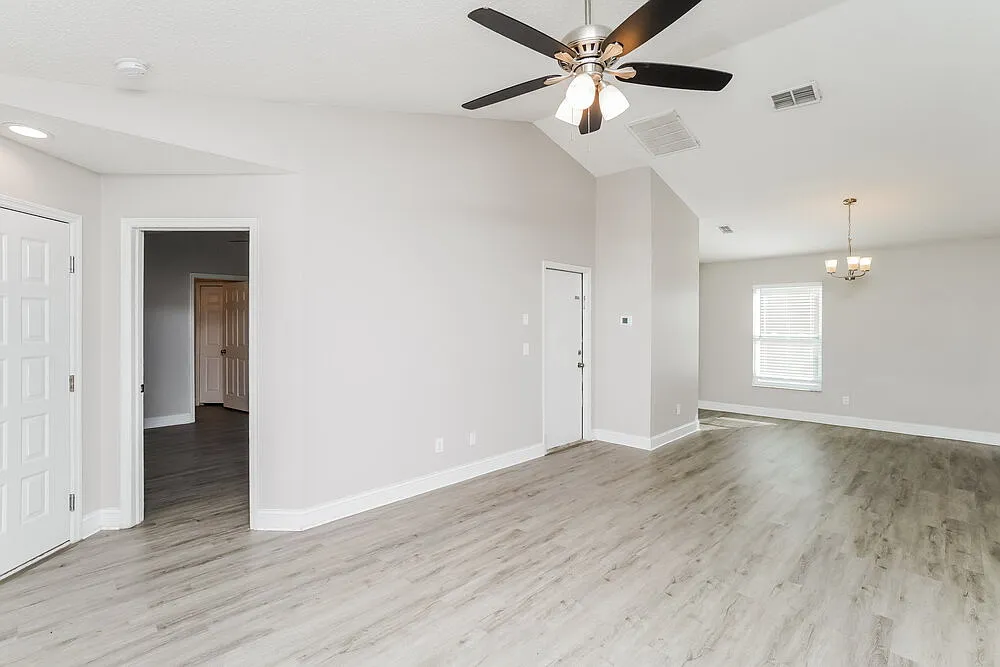 3 bed, 2.0 bath, 1313 sqft, $4,020 — Photo 4