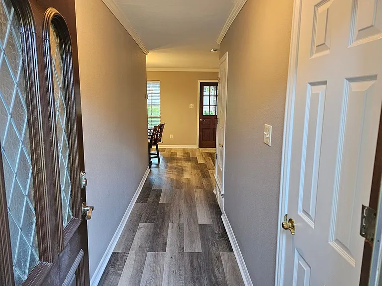 405 Atkerson Ln — Photo 2