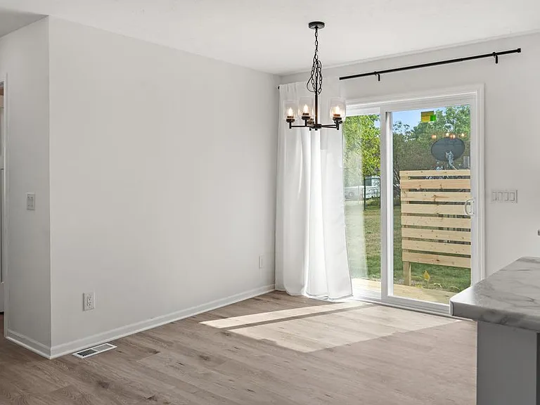 401 Clark St — Photo 11