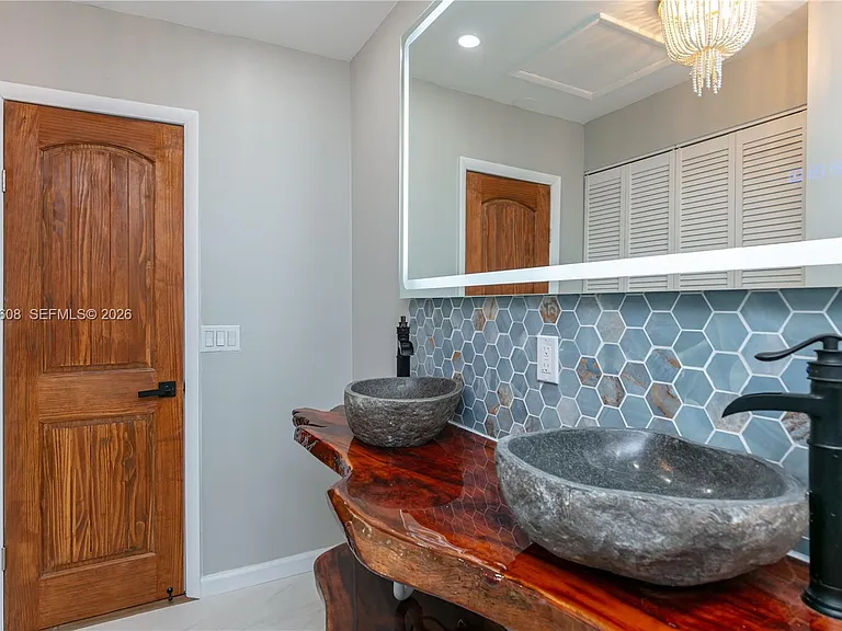 1507 Harding St — Photo 12