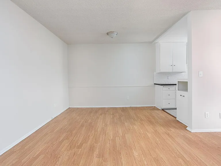 12860 Oxnard St #5 — Photo 5