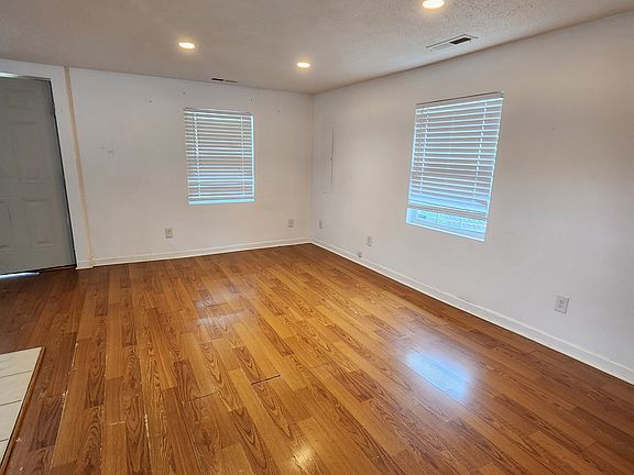 4th image of 1607 E Fairview Ave