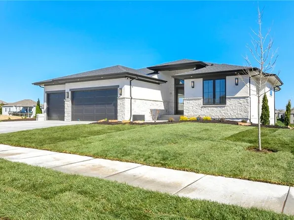 3917 SW Flintrock Dr, Lees Summit, MO 64082