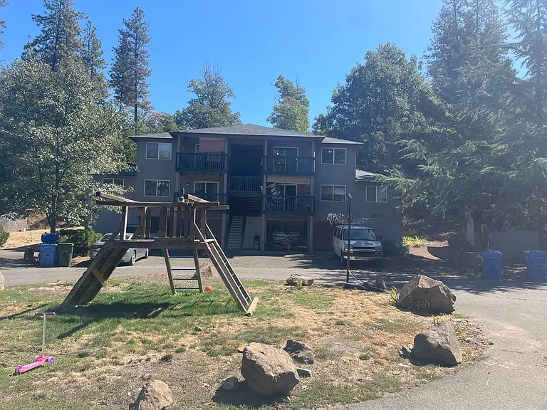 300 Indian Trail Ct — Photo 2