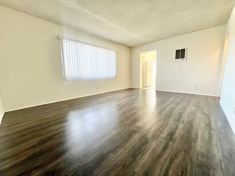 Top-Floor 1 Bedroom in Quiet Bluff Heights Courtyard Complex — Photo 3