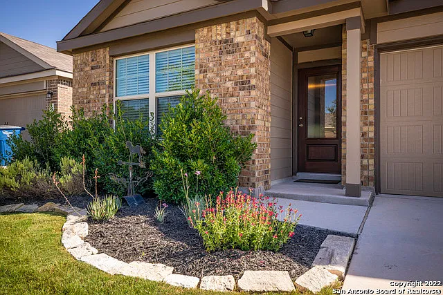 3 bed, 2.0 bath, 1571 sqft, $1,795 — Photo 2