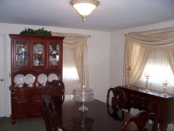 Large din rm with closet