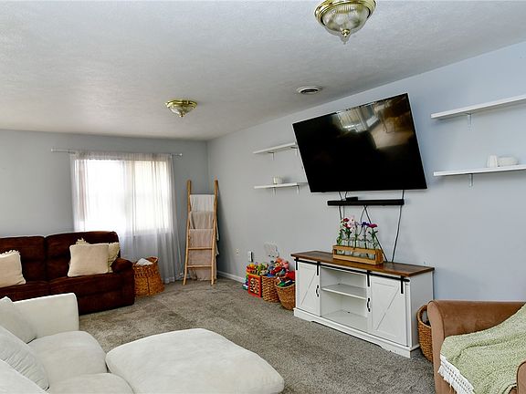 3rd image of 106 Meadowview Dr