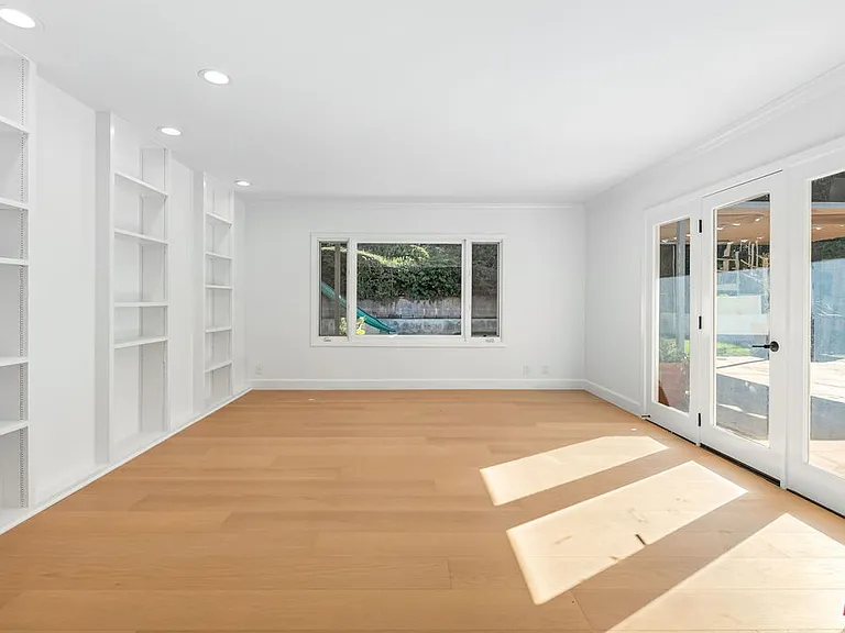 1836 N Doheny Dr — Photo 14