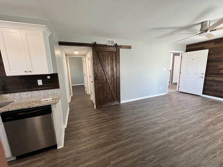 Avondale III Apartments — Photo 17