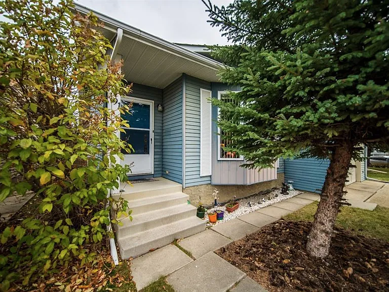 91 Riverbrook Way SE — Photo 2