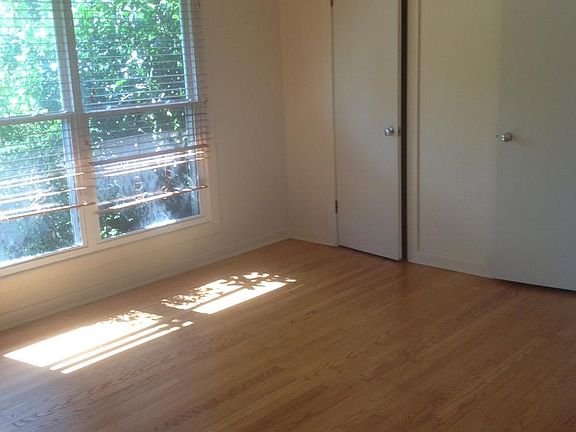 Bedroom w/ 2 closets