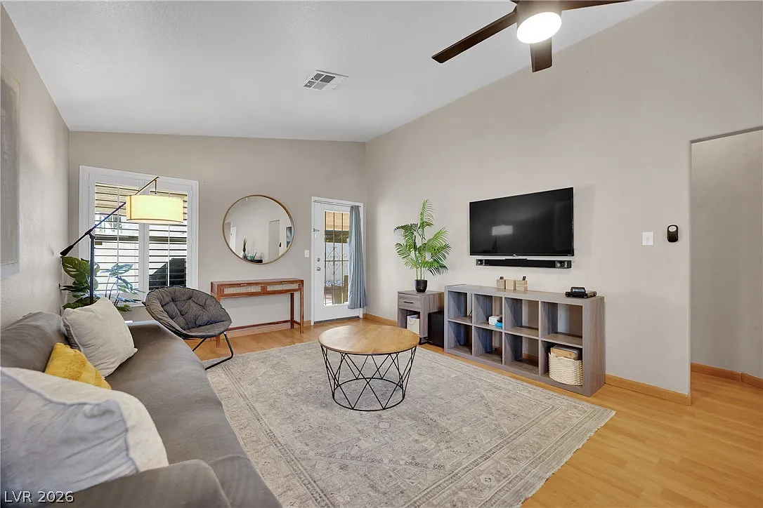 3 bed, 2.0 bath, 1310 sqft, $2,500 — Photo 2