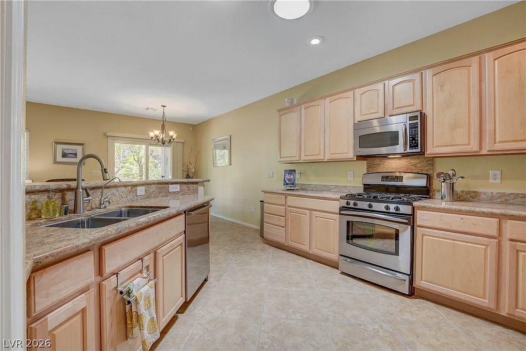 3 bed, 2.0 bath, 1610 sqft, $3,450 — Photo 4