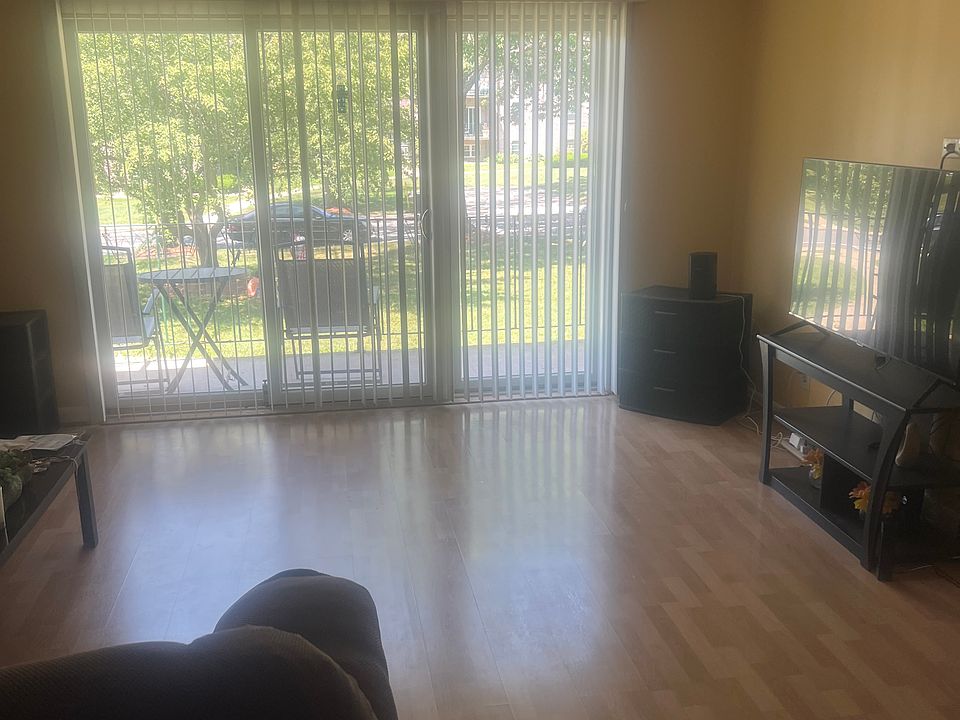 1st image of 102 Oak Ln APT 8