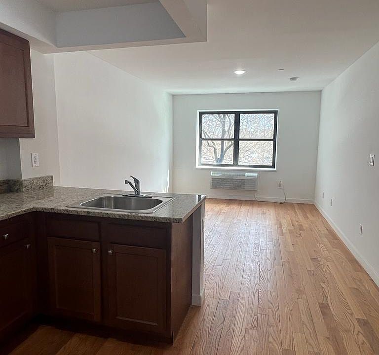 1st image of 2851 University Ave APT 3C