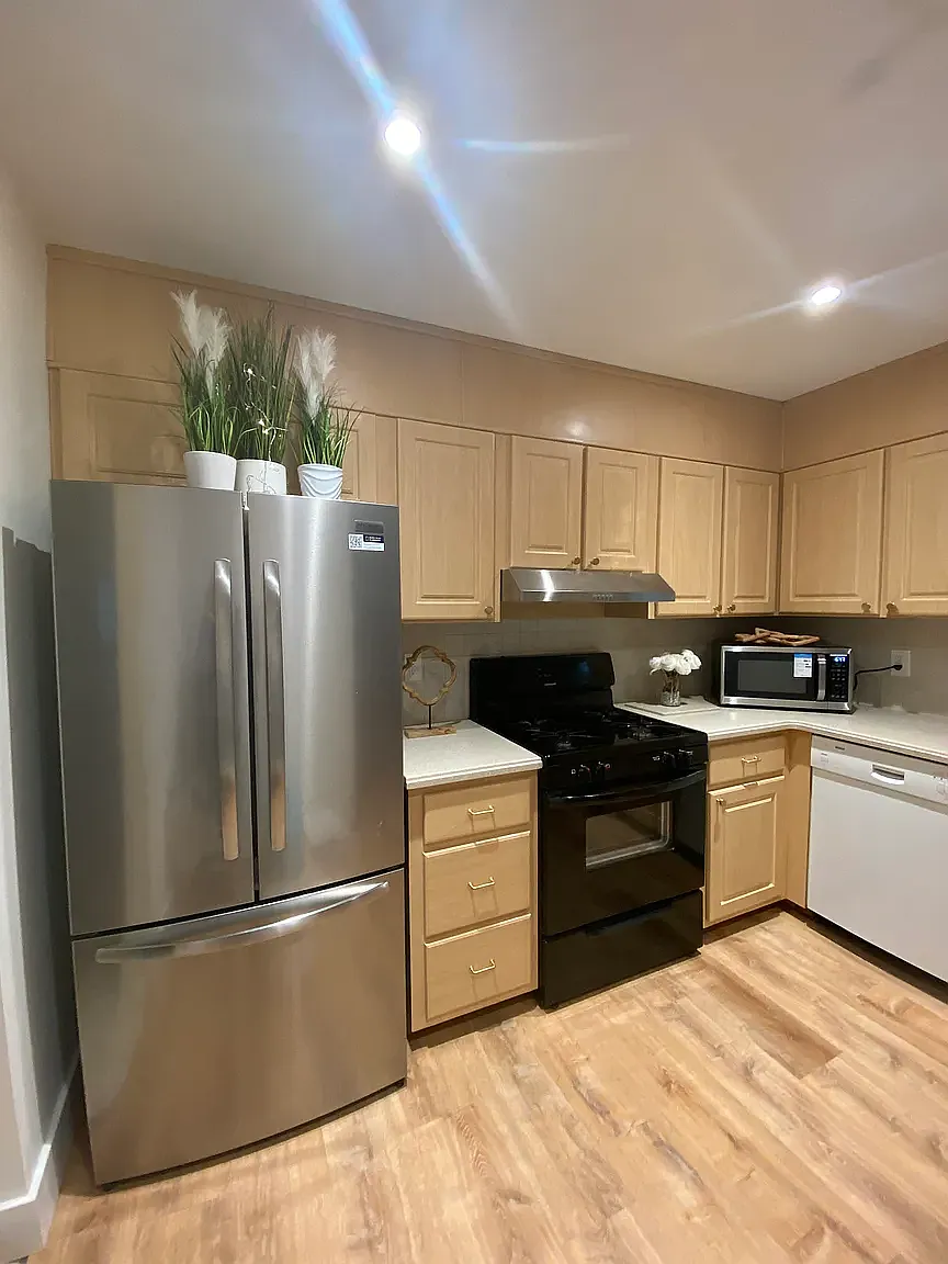 3 bed, 1377 sqft, $4,100 — Photo 2