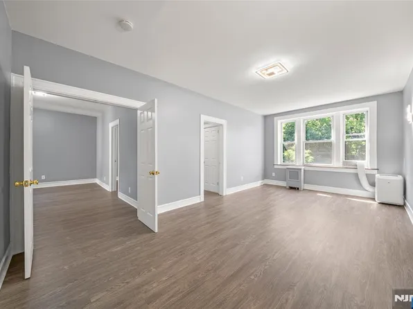 218 Broad Ave APT 3C, Leonia, NJ 07605